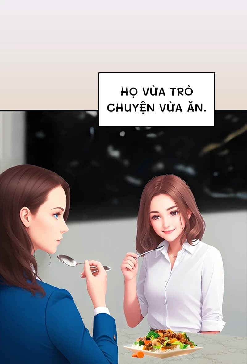 Họ vừa trò chuyện vừa ăn.