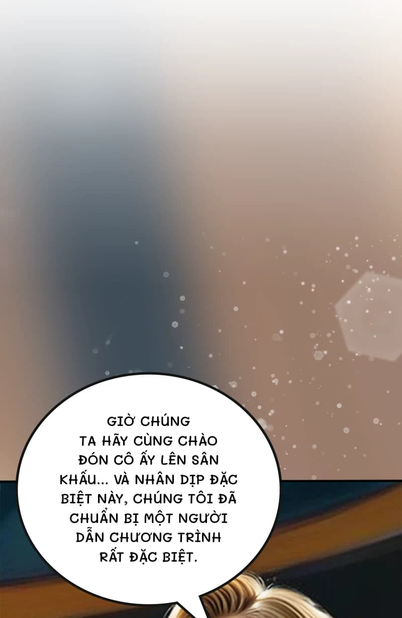 Giờ chúng ta hãy cùng chào đón cô ấy lên sân khấu... Và nhân dịp đặc biệt này, chúng tôi đã chuẩn bị một người dẫn chương trình rất đặc biệt.