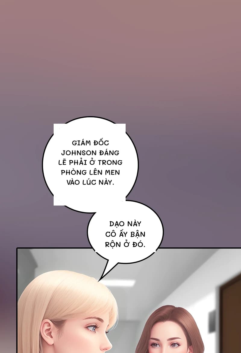 Giám đốc Johnson đáng lẽ phải ở trong phòng lên men vào lúc này.
Dạo này cô ấy bận rộn ở đó.