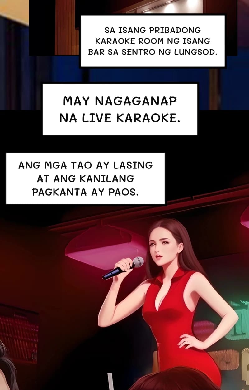 Sa isang pribadong karaoke room ng isang bar sa sentro ng lungsod.
May nagaganap na live karaoke.
Ang mga tao ay lasing at ang kanilang pagkanta ay paos.