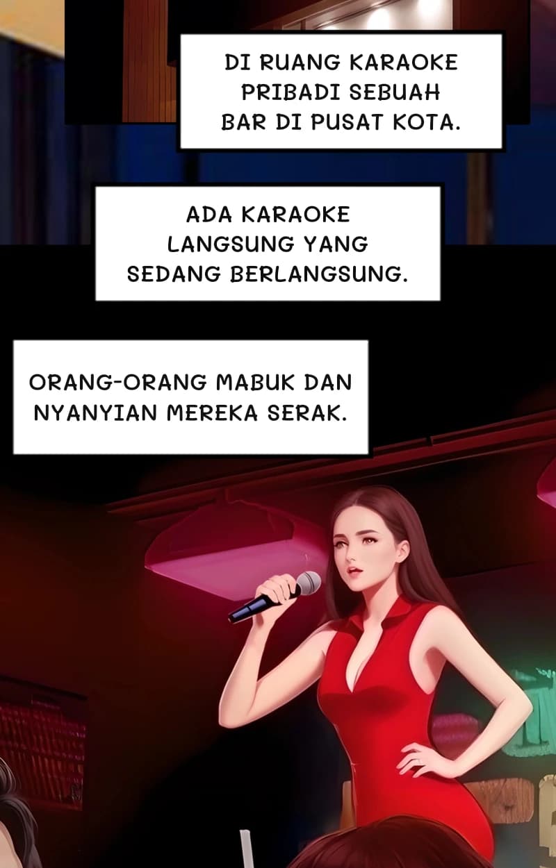 Di ruang karaoke pribadi sebuah bar di pusat kota.
Ada karaoke langsung yang sedang berlangsung.
Orang-orang mabuk dan nyanyian mereka serak.