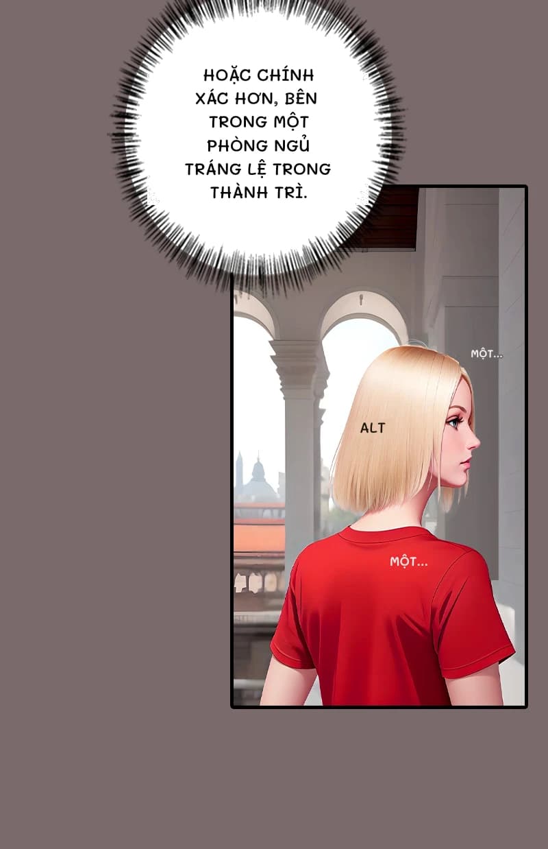 Hoặc chính xác hơn, bên trong một phòng ngủ tráng lệ trong thành trì.
Một...
Alt
Một...