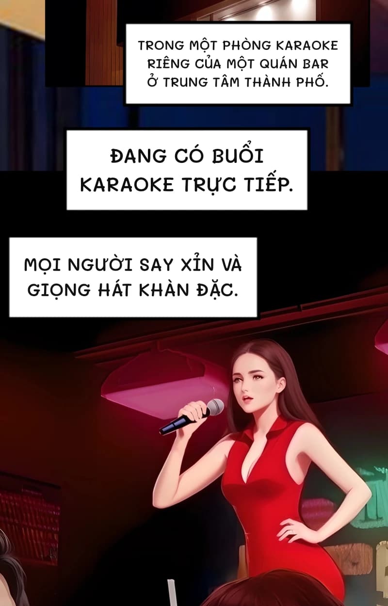Trong một phòng karaoke riêng của một quán bar ở trung tâm thành phố.
Đang có buổi karaoke trực tiếp.
Mọi người say xỉn và giọng hát khàn đặc.