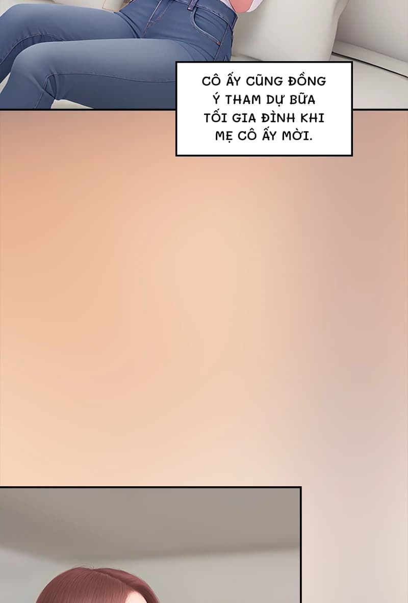 Cô ấy cũng đồng ý tham dự bữa tối gia đình khi mẹ cô ấy mời.