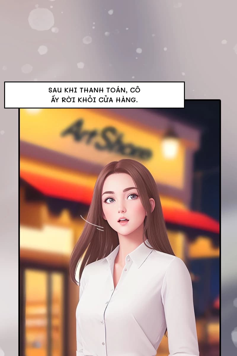 Sau khi thanh toán, cô ấy rời khỏi cửa hàng.