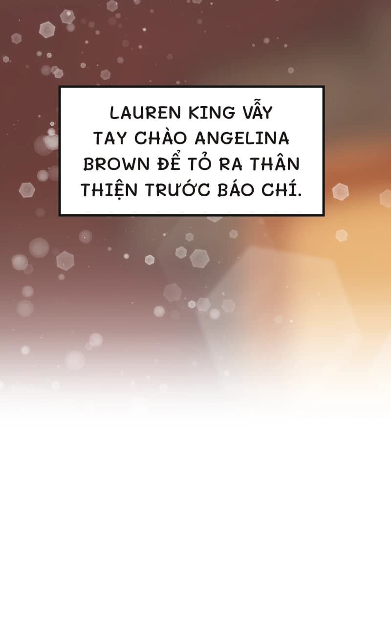 Lauren King vẫy tay chào Angelina Brown để tỏ ra thân thiện trước báo chí.