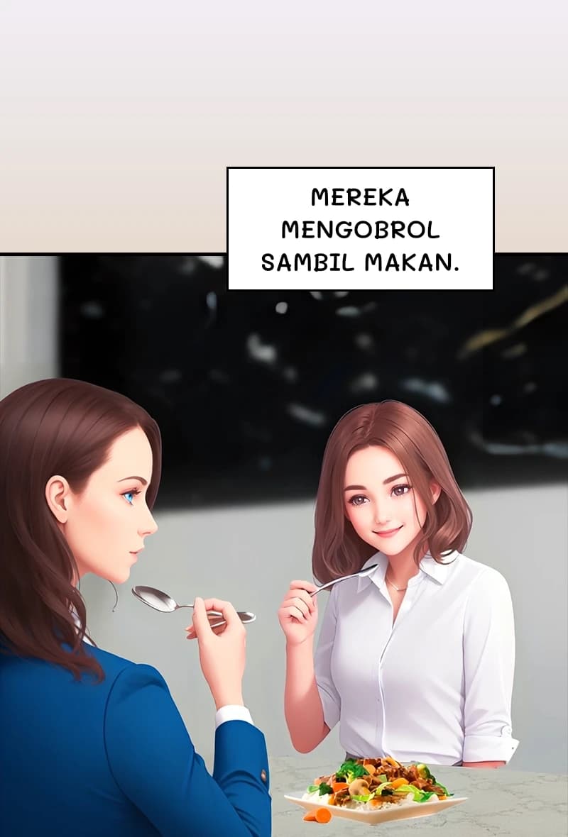 Mereka mengobrol sambil makan.