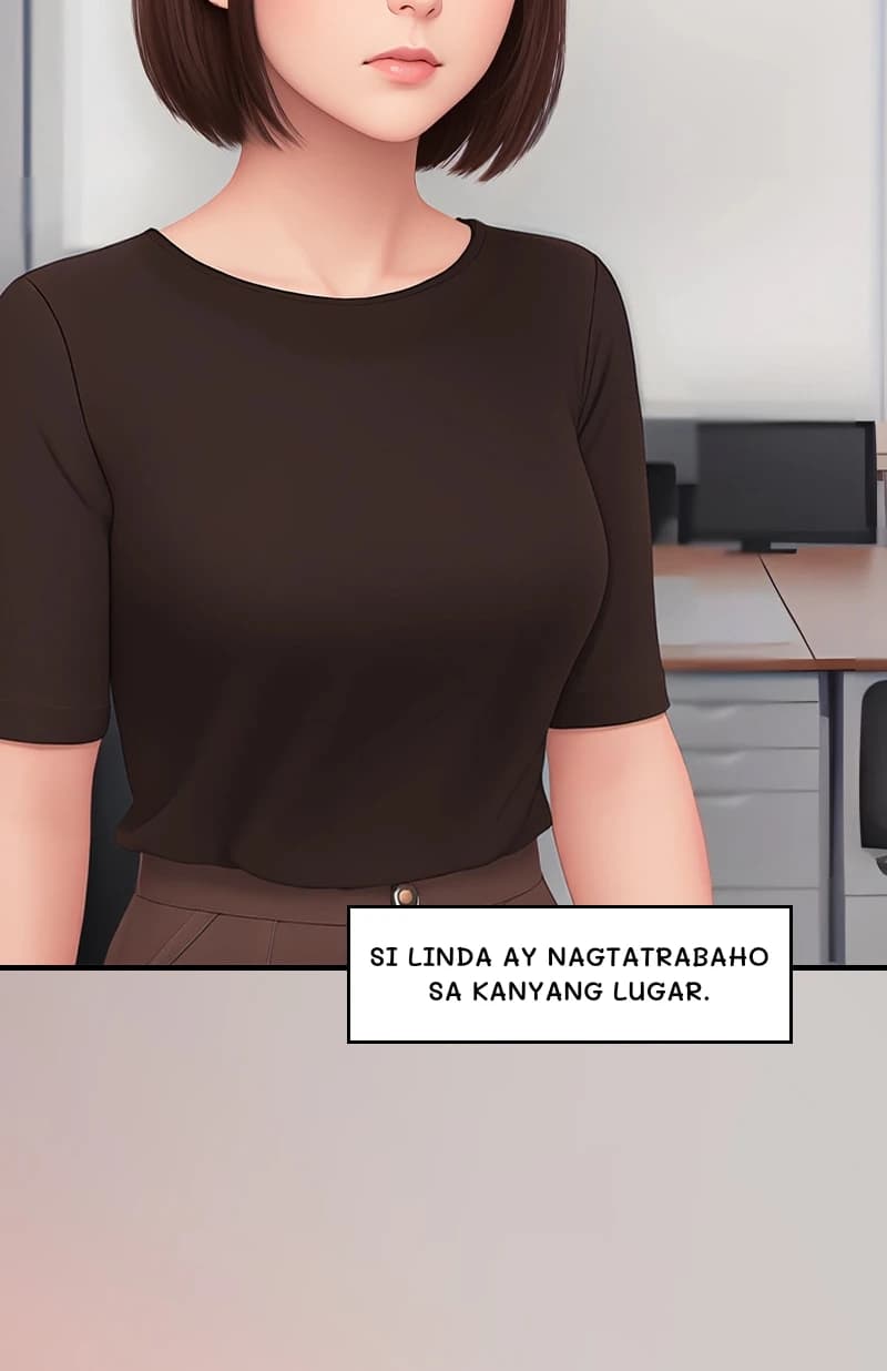Si Linda ay nagtatrabaho sa kanyang lugar.